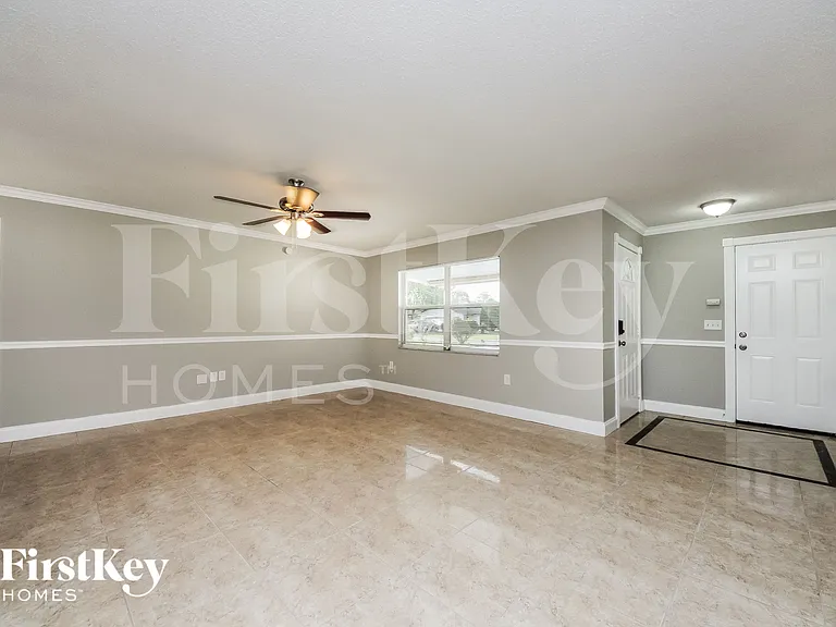 504 Saint Dunstan Way — Photo 4