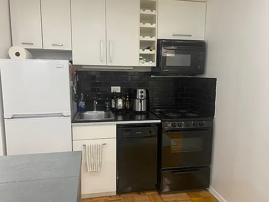 Rented by Manhattan Management Group | media 24