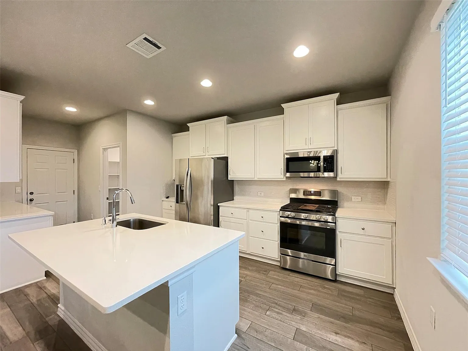 4 bed, 3.0 bath, 2174 sqft, $2,500 — Photo 4