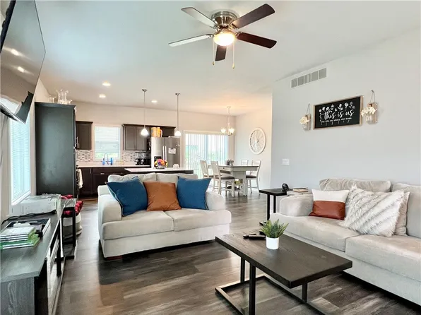 16623 Oakwood Dr, Urbandale, IA 50323