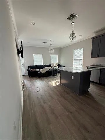 2737 N Prieur St — Photo 2