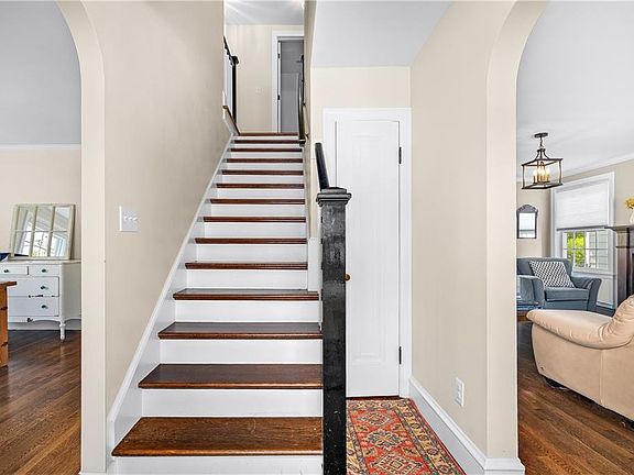 4th image of 24 Huntington Dr E