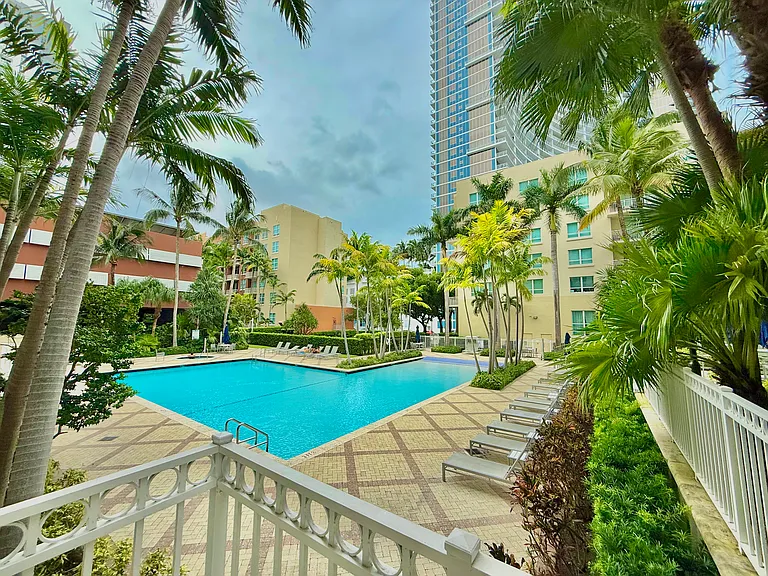 2000 N Bayshore Dr #201 — Photo 7