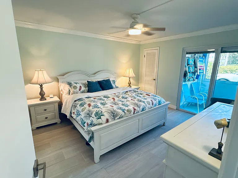 Master Bedroom
King Bed with 3 closets
