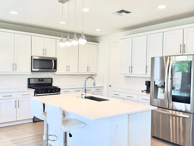 3109 E Louise Dr — Photo 5