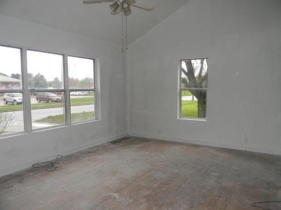 5th image of 815 W Lincoln St