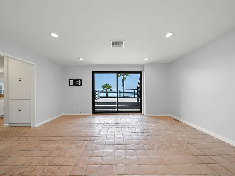 3116 The Strand — Photo 17