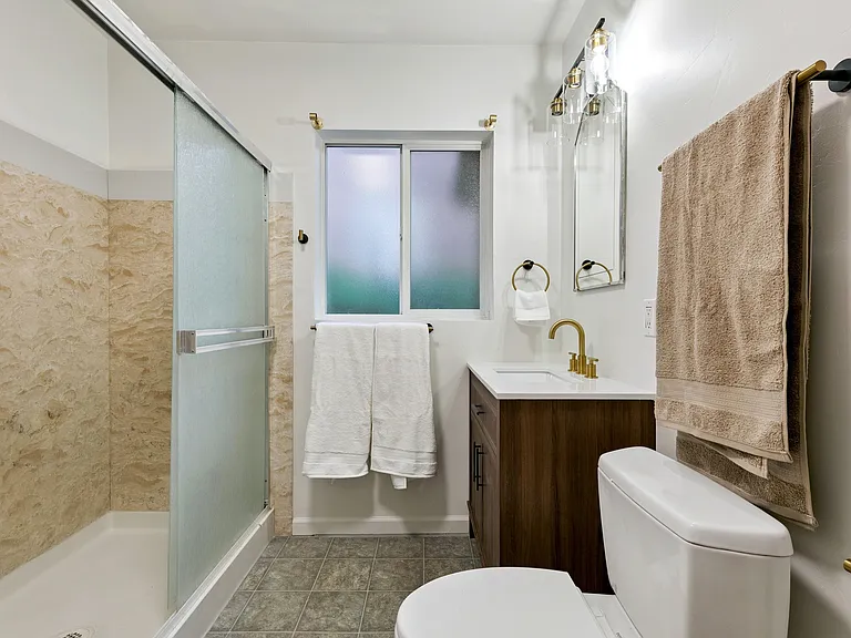699 Saint Lawrence Ave — Photo 11