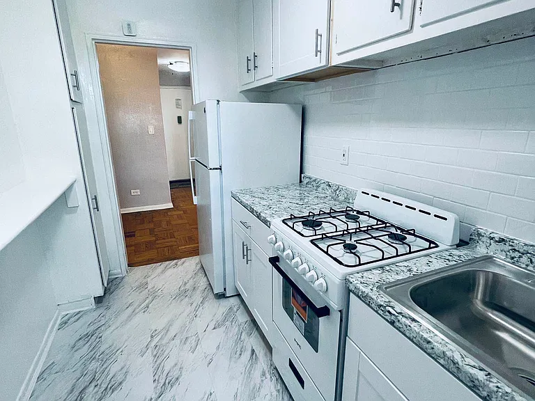 2330 Voorhies Ave #1A — Photo 6