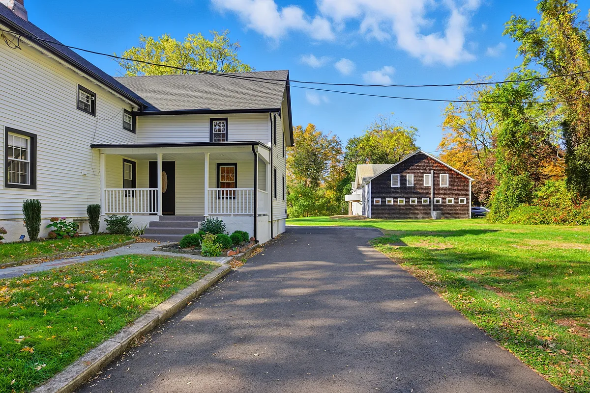 Building Photo - 39 Cox Ave #B