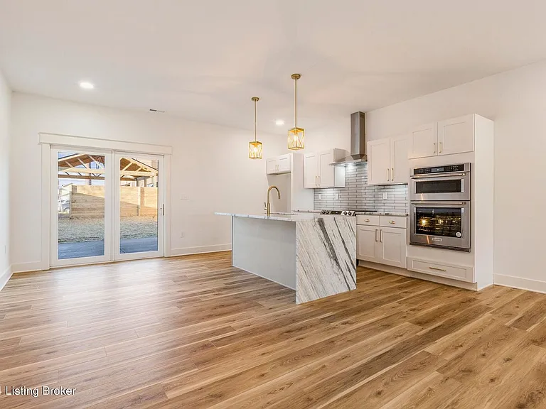 923 E Oak St — Photo 18