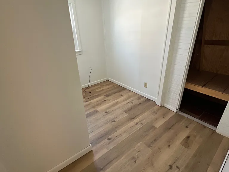 604 E Locust St — Photo 8