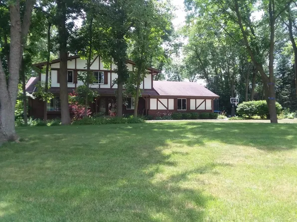 2130 Le Chateau Dr, Brookfield, WI 53045