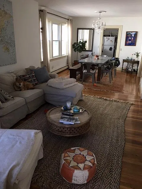 Living room (current tenants)