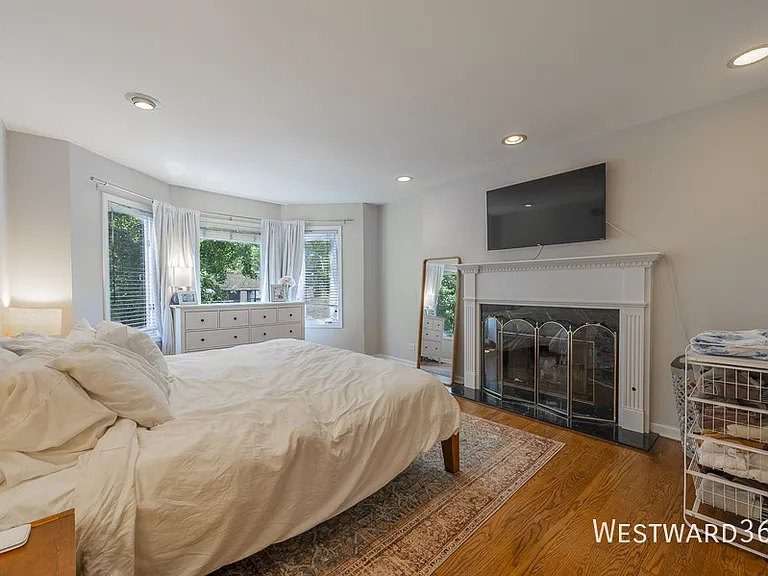 2336 N Lakewood Ave — Photo 12