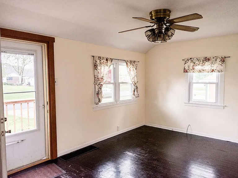 28W711 Ray St — Photo 3