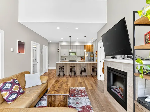 700 Yew Wood Rd #302, Tofino, BC V0R 2Z0