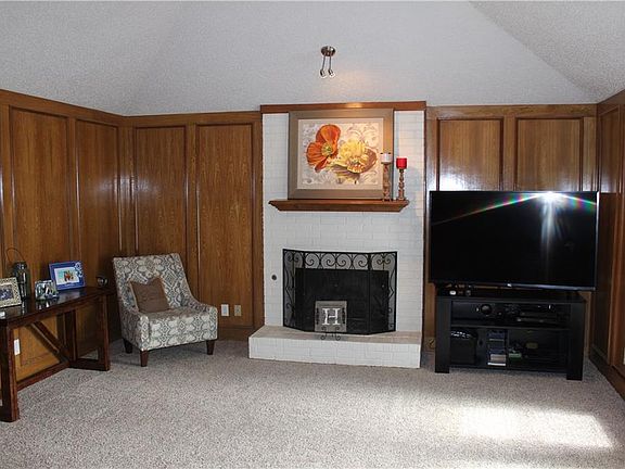 2nd image of 924 Hillside Ln