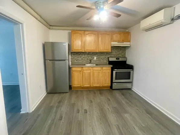 896 Flushing Avenue image 1 of 8