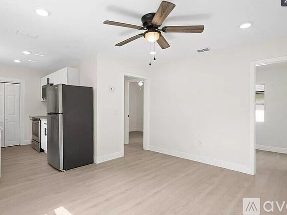 4th image of 2722 14th Ave S #1
