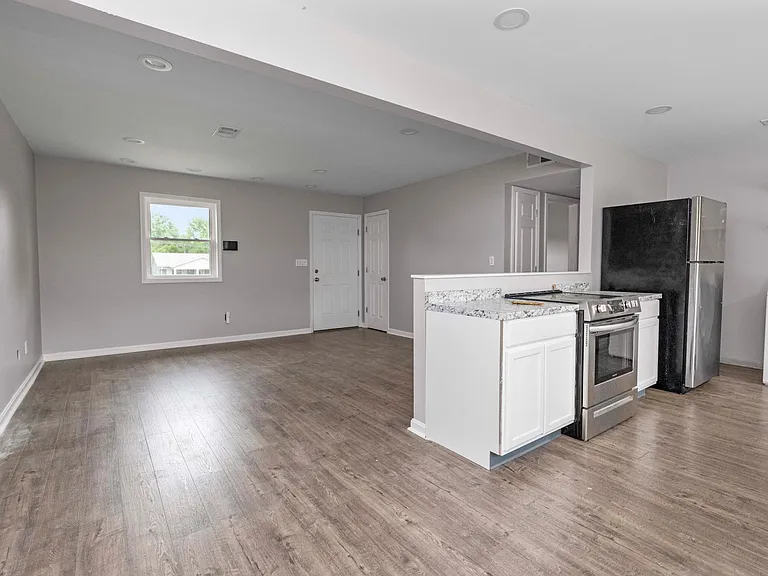 1520 Thames Dr — Photo 9
