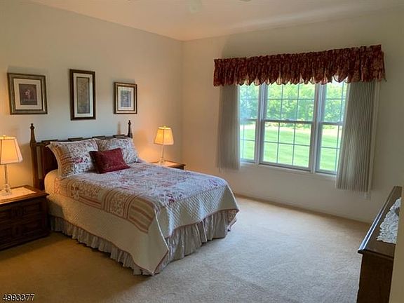 3rd image of 10 Turnberry Ln