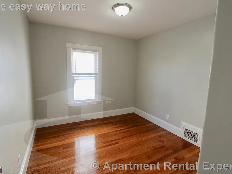 32 Russell St #1 — Photo 7