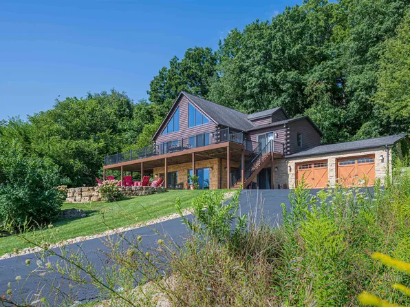 32 Shenandoah Dr, Galena, IL 61036