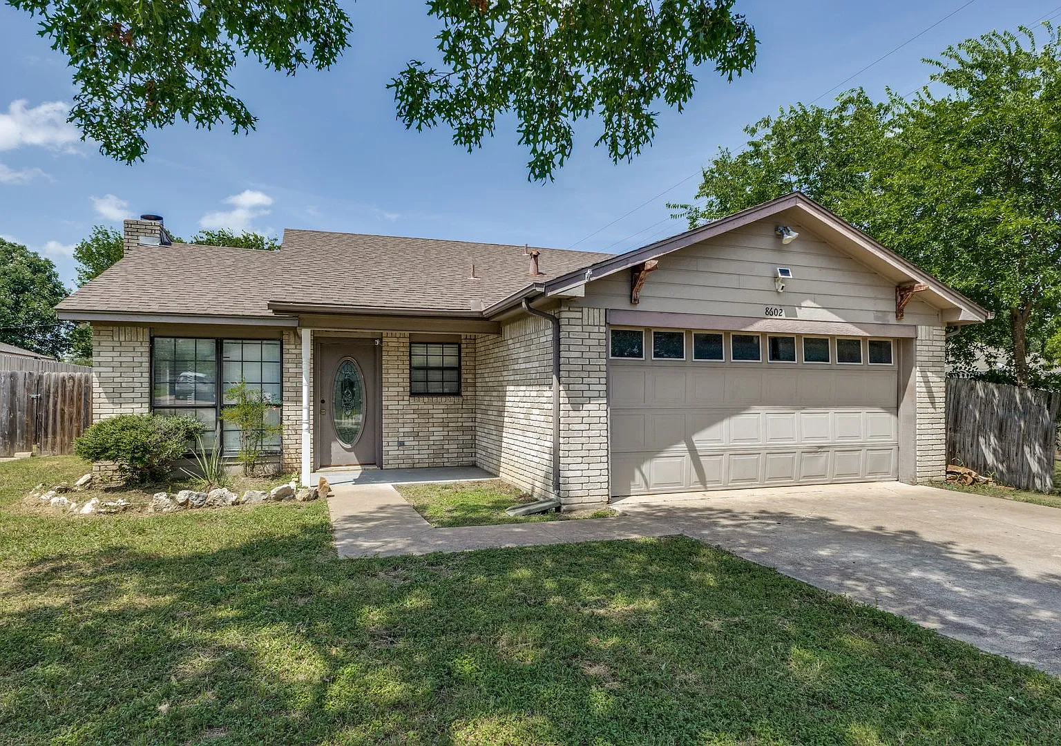 3 Bedroom 2 Bath Home with Massive Fenced Yard and Solar Panels — Photo 3