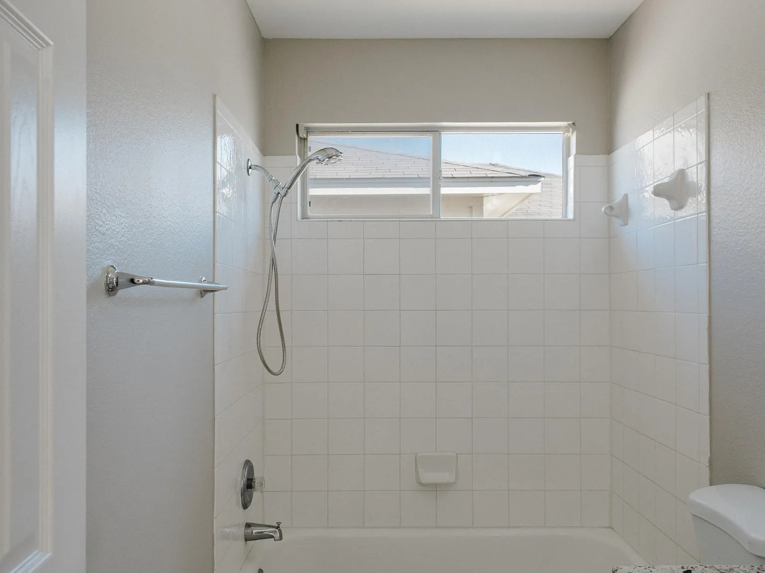 3 bed, 2.5 bath, 1422 sqft, $1,800 — Photo 4