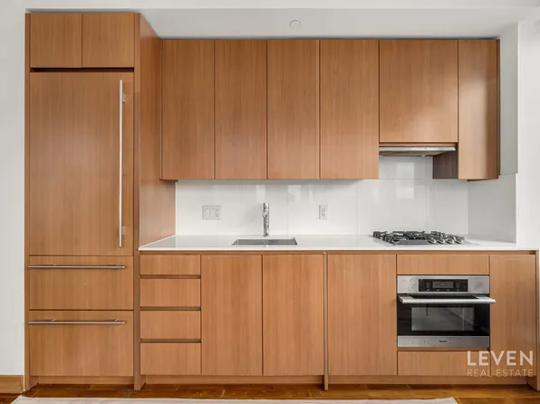 400 Fifth Avenue image 4 of 12