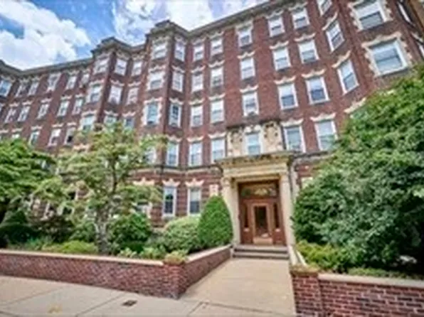 125 Park Dr APT 42, Boston, MA 02215