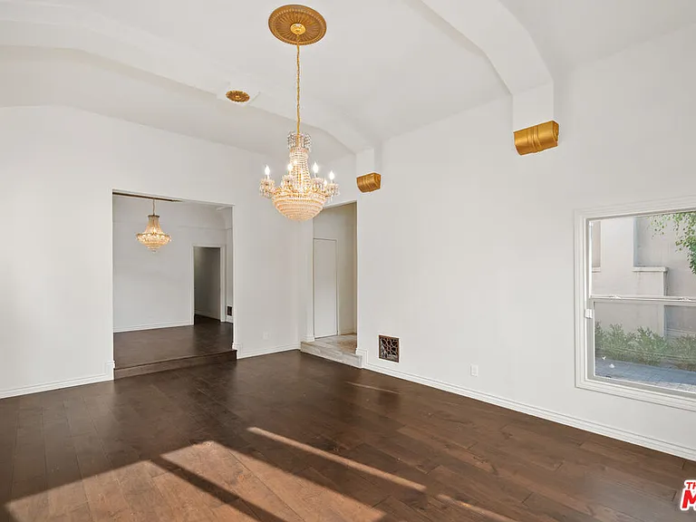 422 S Clark Dr — Photo 5
