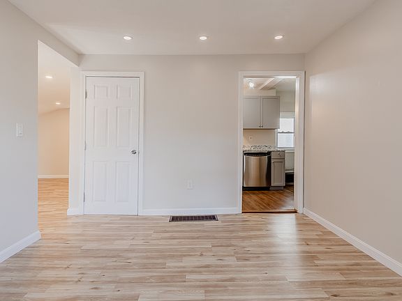 5th image of 6 Foster Ct #6