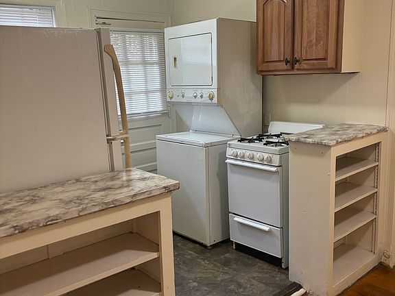Kitchen/gas stove 
Washer &dryer