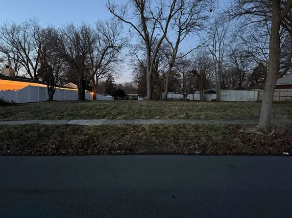 16 W Taylor Rd, Lombard, IL 60148