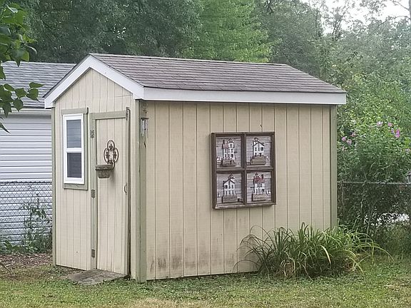 5th image of 182 Vanda Ave