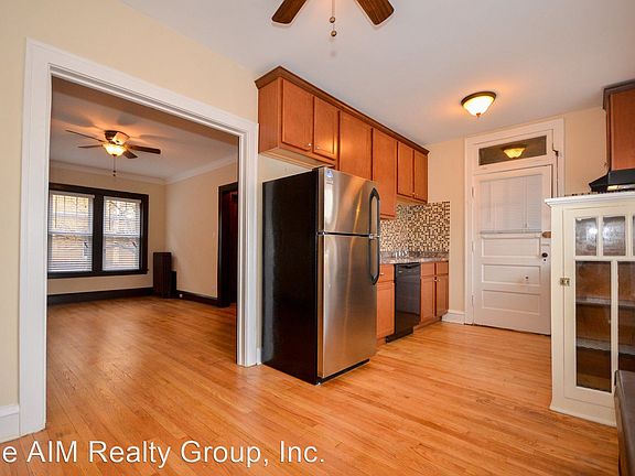 4th image of 288 W Montrose Ave APT A2