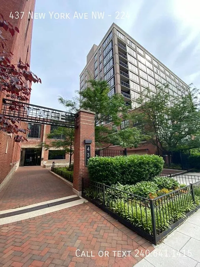 Lovely 1 BR + Den/1 BA Condo in Mount Vernon Square! — Photo 3