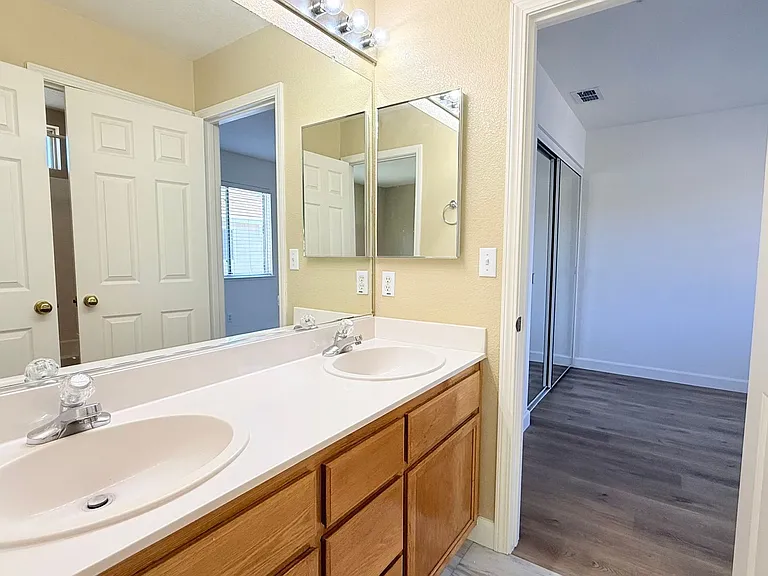 401 Skylark Ct — Photo 38