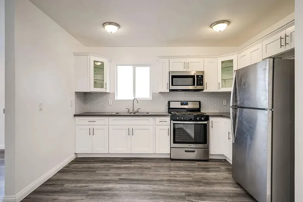 3 bed, 1095 sqft, $3,500 — Photo 2