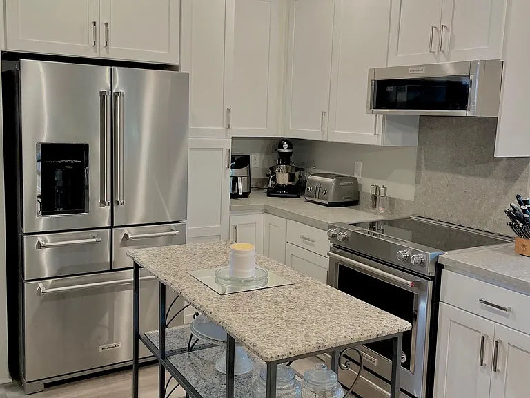 Kitchen with upgraded SS appliances (Kitchenaid).