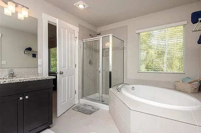 4 bed, 2.5 bath, 2300 sqft, $3,400 — Photo 2