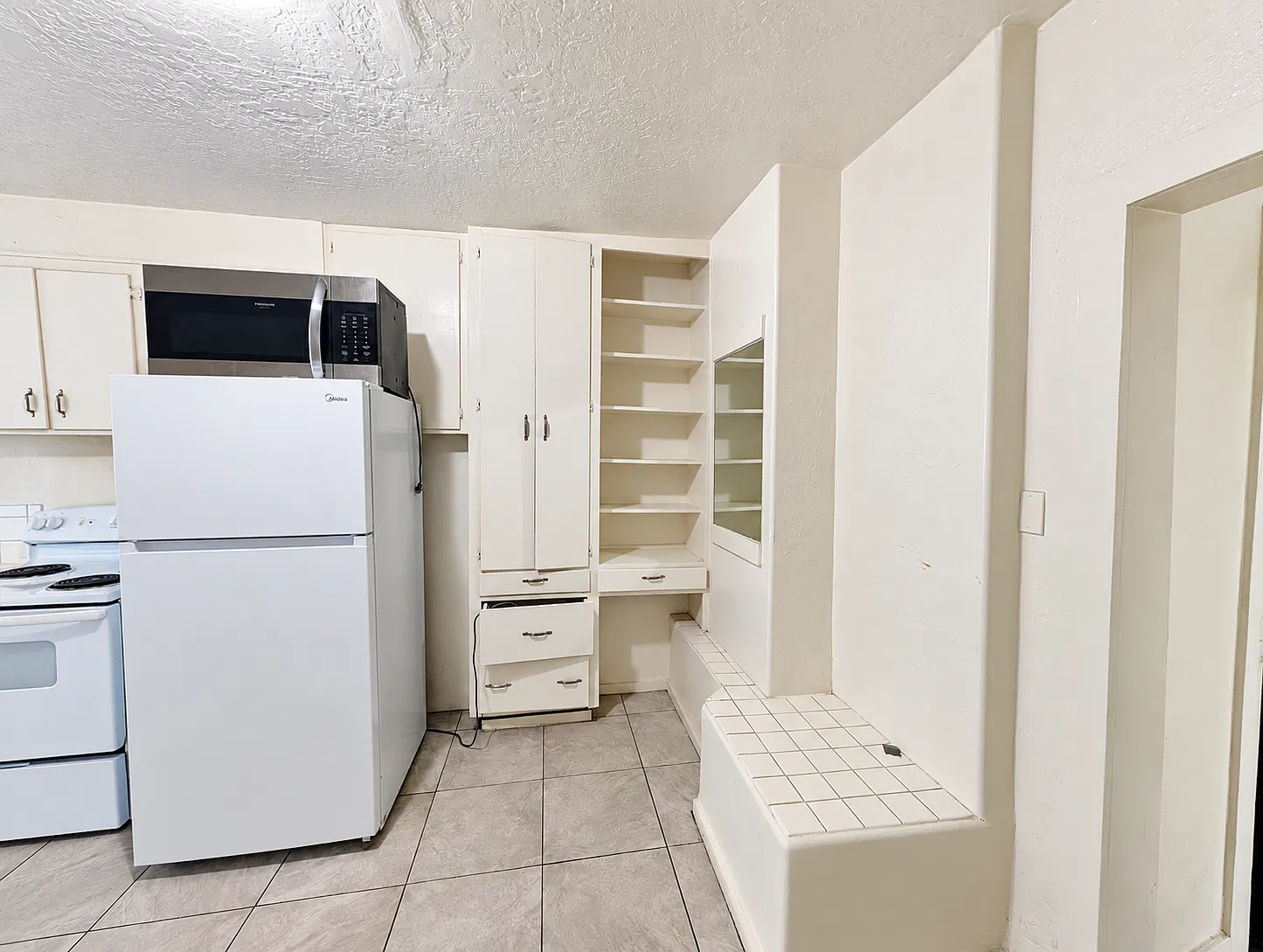 Studio, 1.0 bath, $850 — Photo 4