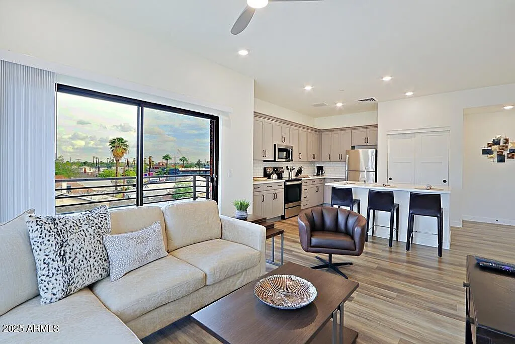 1 bed, 1.0 bath, 561 sqft, $1,800 — Photo 1