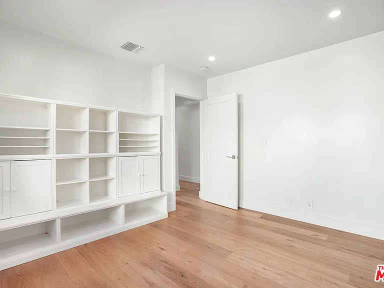 564 N Arden Blvd — Photo 19