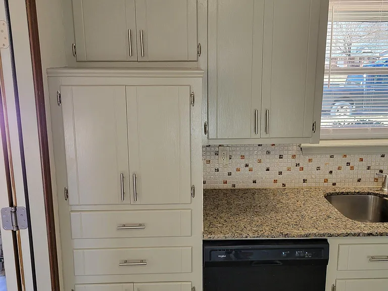 KITCHEN FRESHLY PAINTED IN 2022