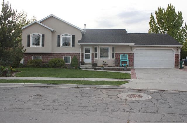 1st image of 402 S 500th St E