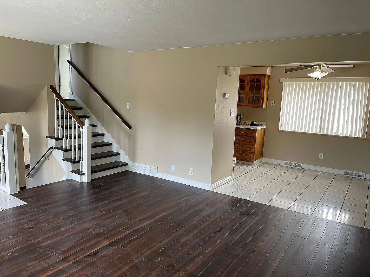 Golden 3 bed/2 bath with garage and fenced yard — Photo 2