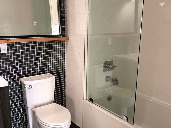 4th image of 423 Manhattan Ave #1